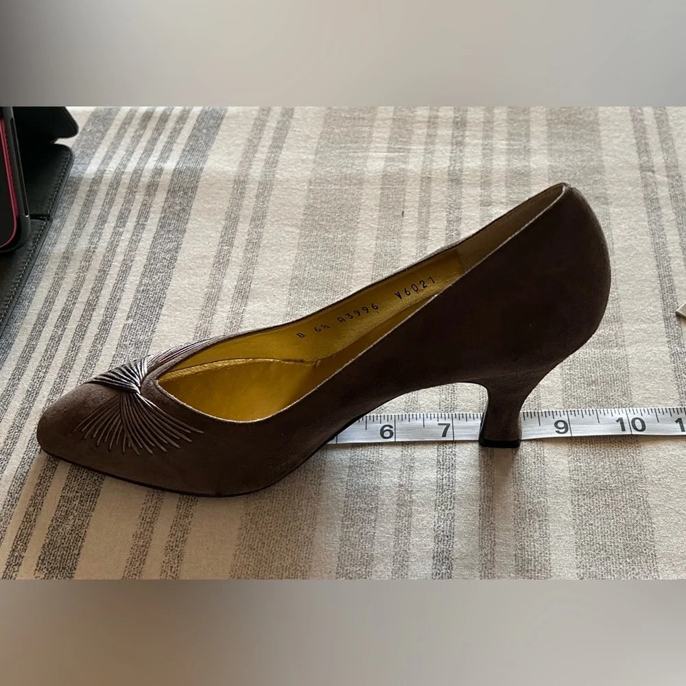 Bruno Magli‎ Suede Mid-Size Heel Pumps Size 6.5